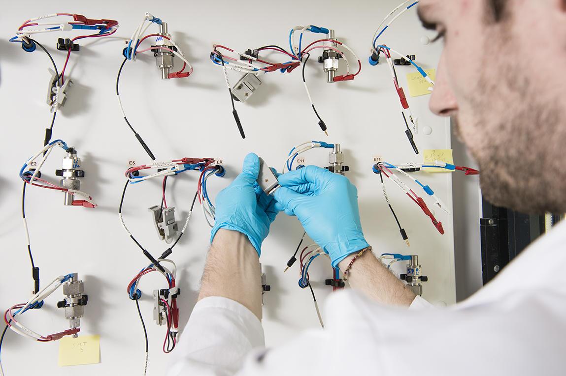Plugging a cell for basic research on sodium-ion (Na-ion) battery materials