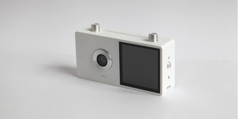 The Duo separates into two cameras with synchronized shutters to capture a moment from more than one angle