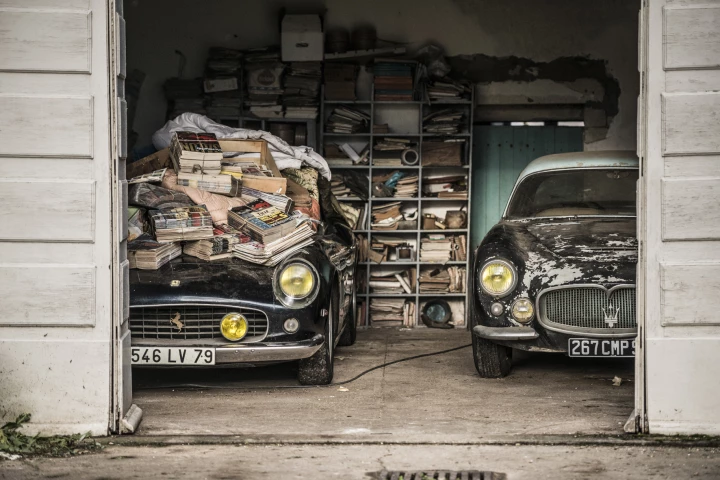 At left is a Ferrari 250 GT California Spider valued at between EUR€9,500,000 and EUR€12,000,000 (USD$11,875,000 and USD$15,000,000) at right is one of just three Maserati A6G 2000 Berlinetta Grand Sport Fruas ever made, estimated to be worth more between EUR€800,000 and EUR€1,200,000 (USD$1-1.5 million) Image: © Artcurial
