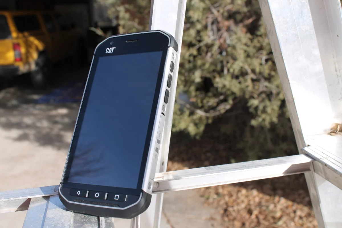 Gizmag reviews the Cat S40, an Android smartphone designed to take a licking and keep on ticking