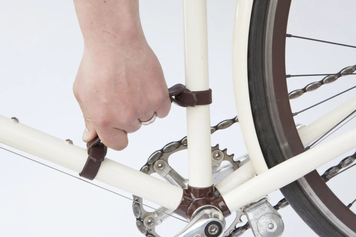 Walnut Studiolo Frame Handle makes lifting bikes a breeze (Photo: Walnut Studiolo)