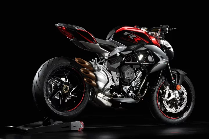2017 MV Agusta Brutale 800 RR: MV's organ pipe exhausts look so good it'd actually be a hard decision to change them out.