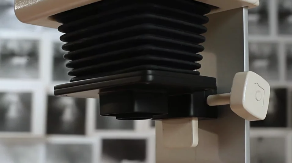 Adjustable lenses ensure the developed photo is sharp