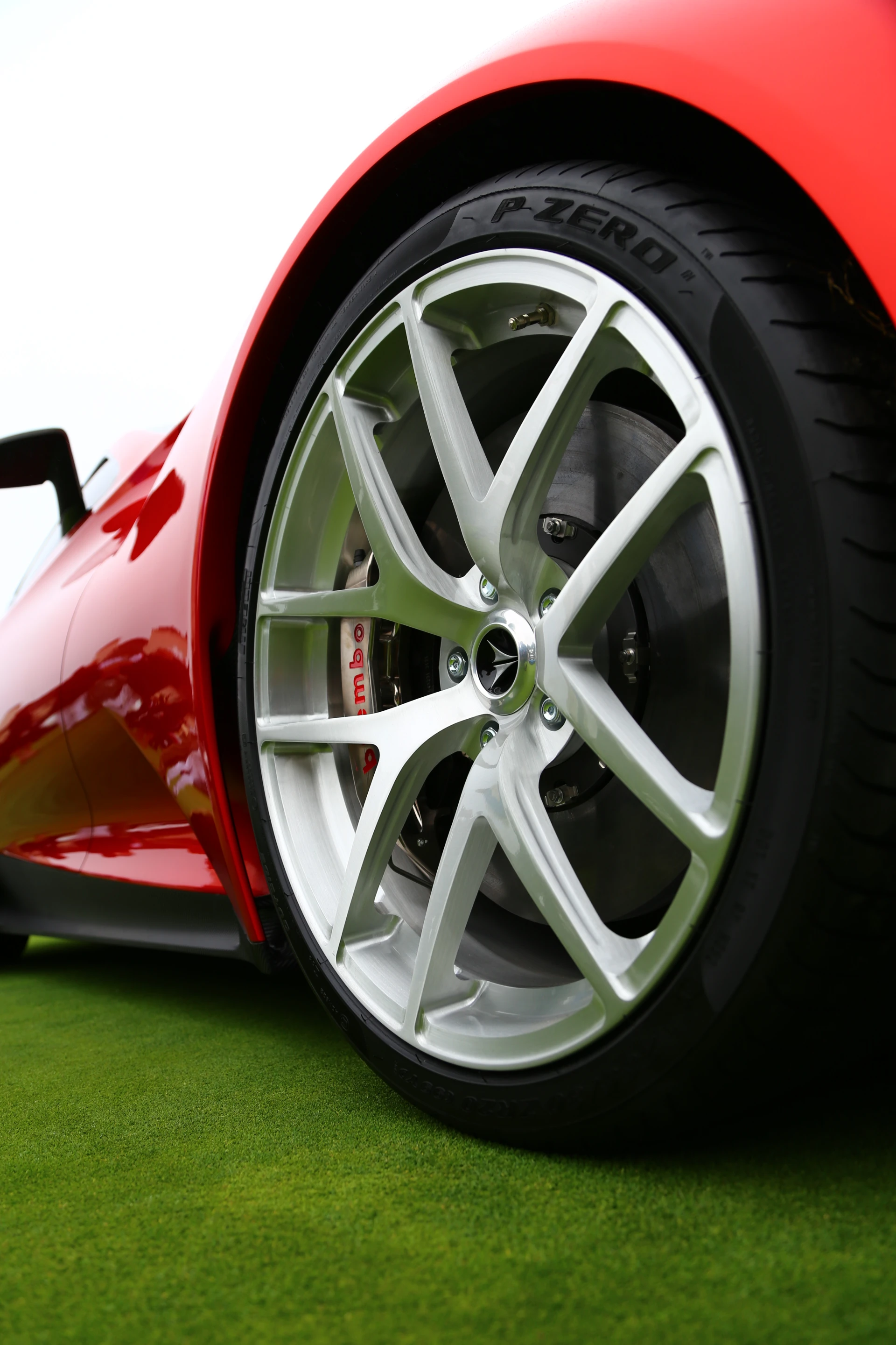 Vulcano's GTR Brembo braking system employs 380-mm carbon ceramic discs and 6 piston calipers (Photo: Angus MacKenzie/Gizmag.com)