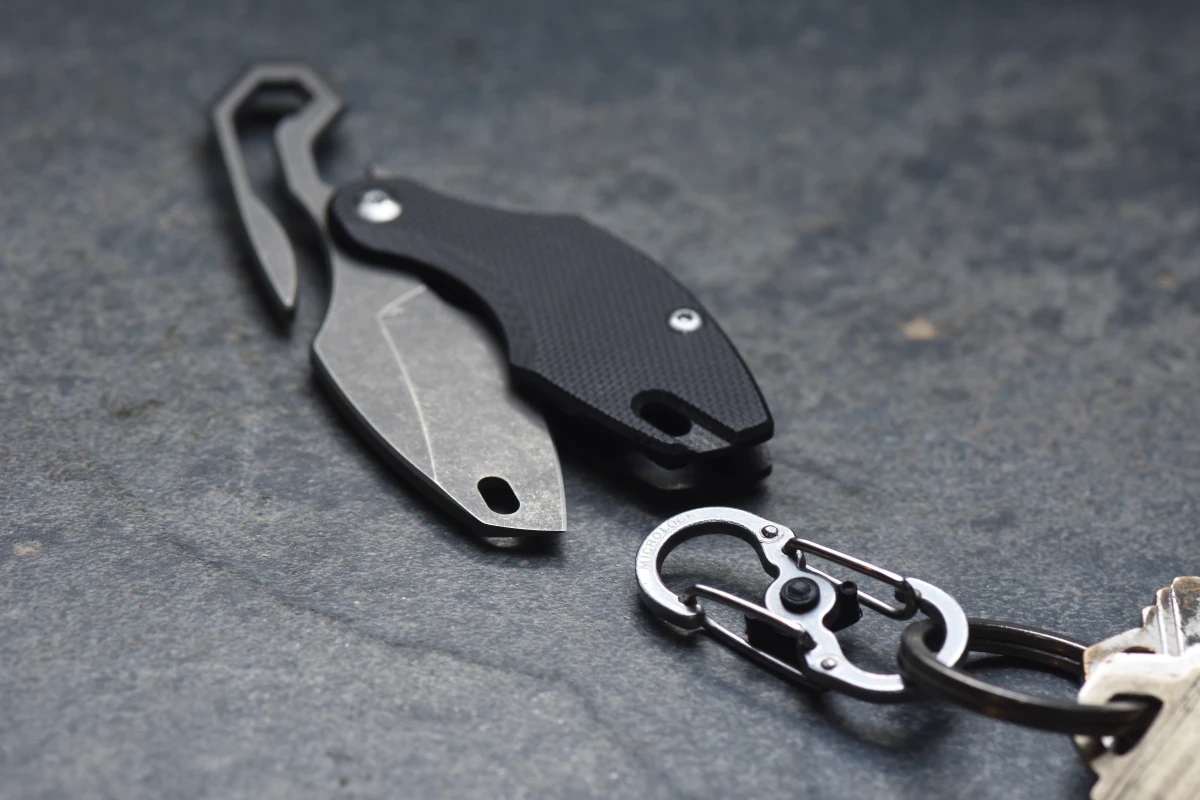 All up, the Prylobite measures 9.9 cm (3.9 in) when open and weighs in at 23 g (0.81 oz)