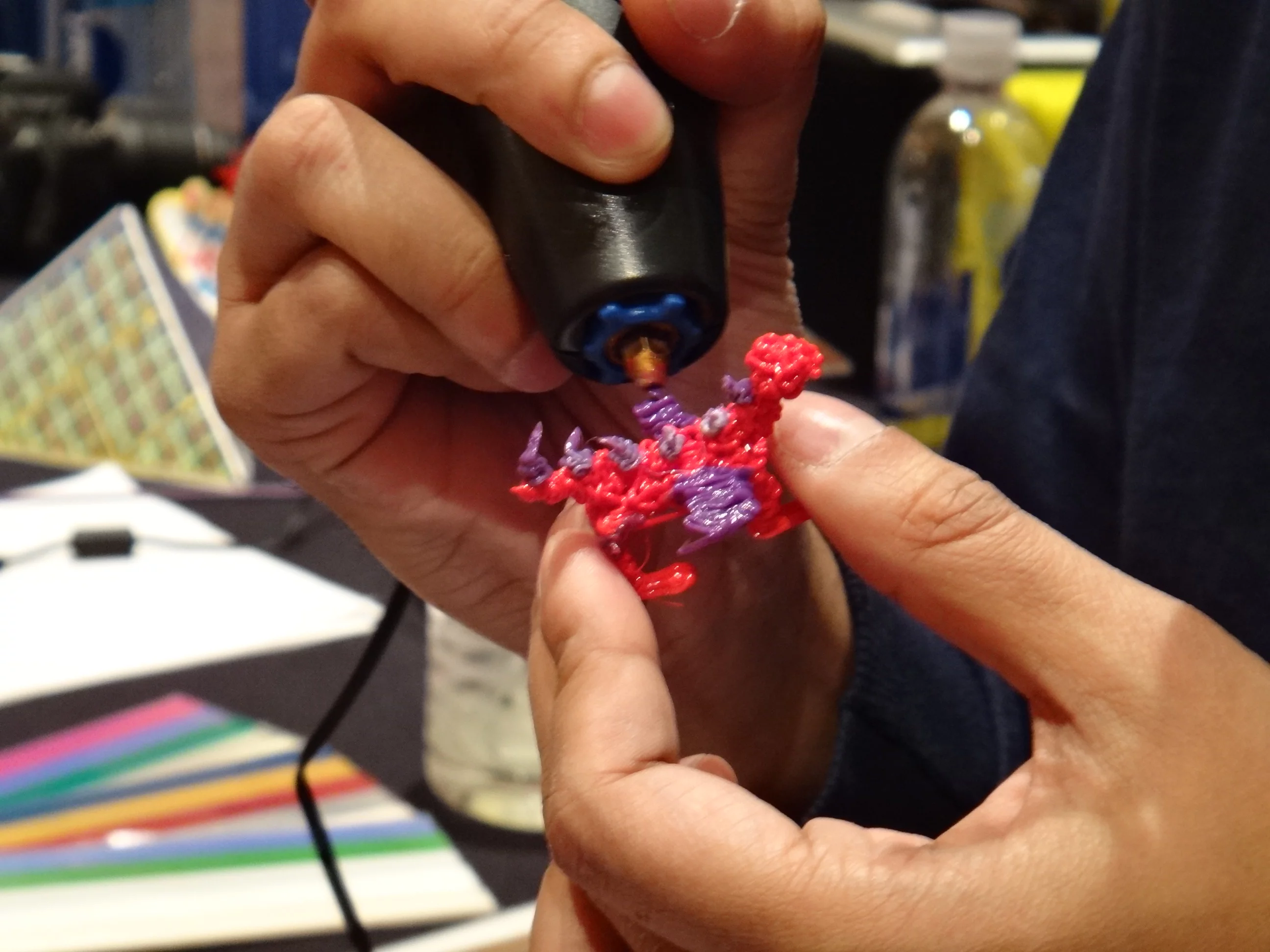 One 3Doodler rep spent some time demonstrating how it could construct crude figurines of animals and small structures