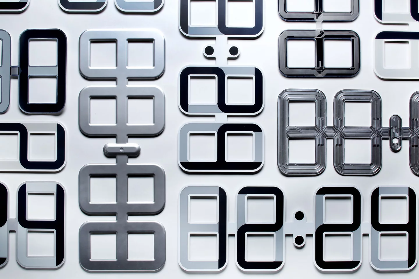 Despite its huge span, the ClockONE is ultrathin and extremely light