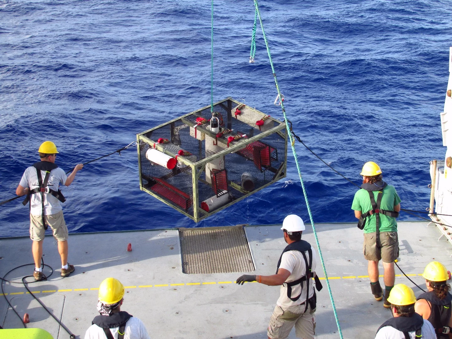 The researchers recover a trap from the Mariana Trench
