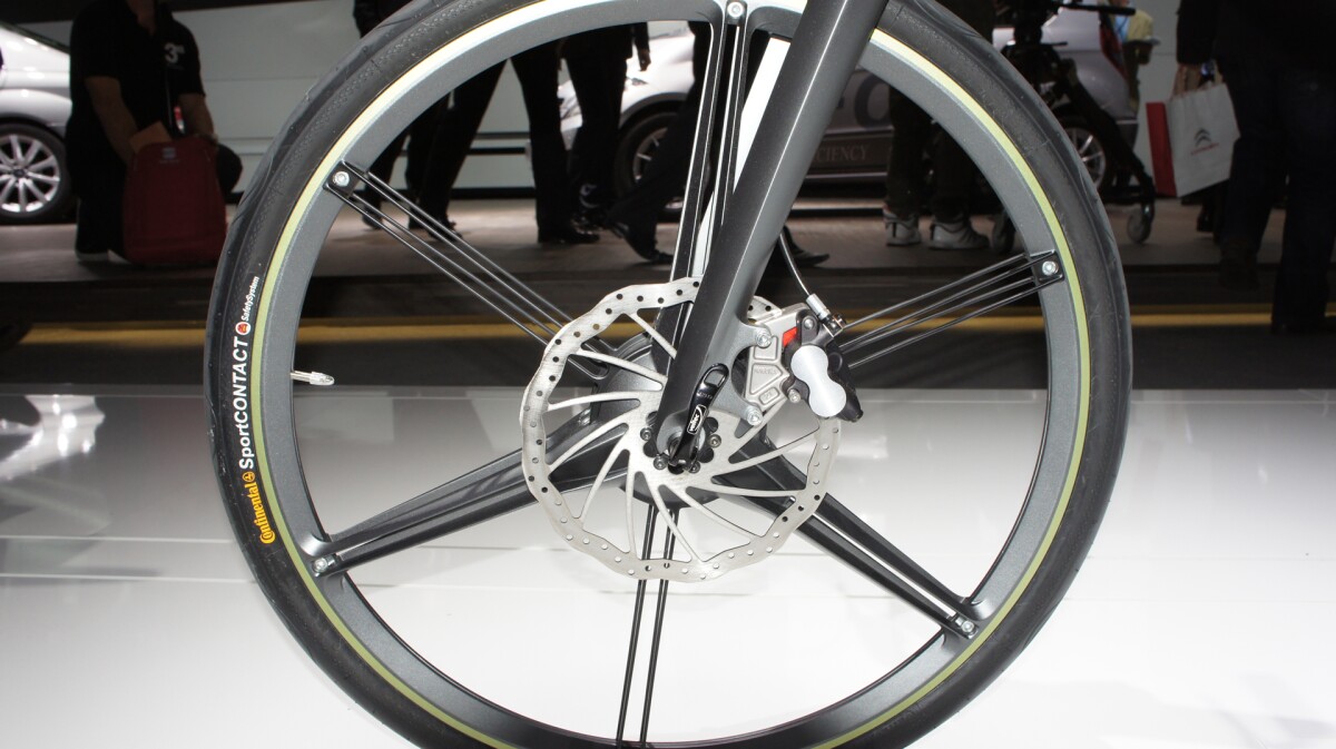 Each 26-inch lightweight wheel has six double spokes and hydraulic disc brakes