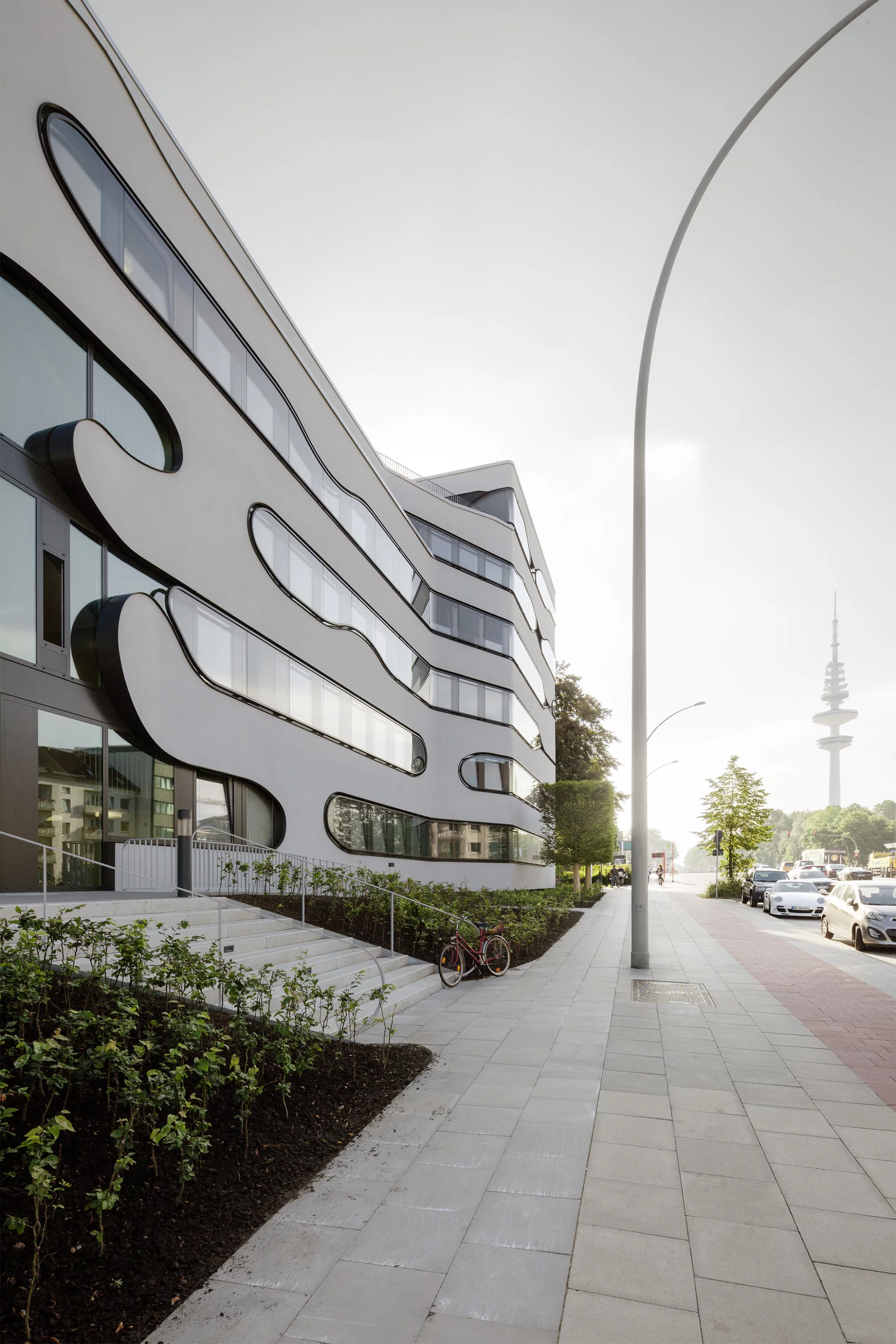 The architect describes the facade as having an organic formal language (Photo: Jan Bitter)