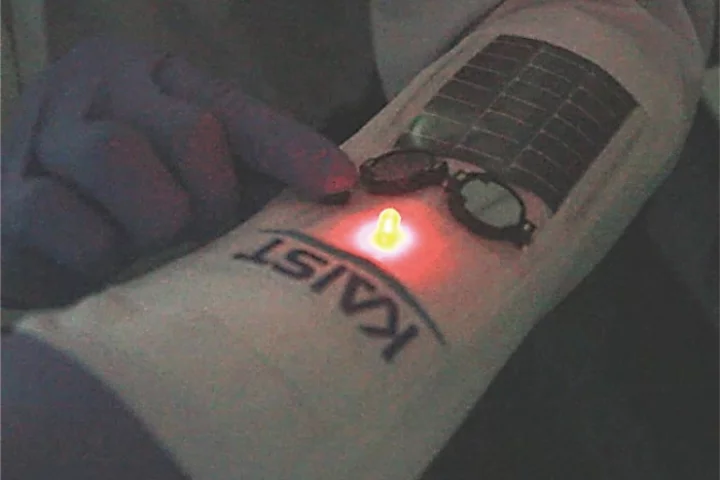 KAIST researchers have developed a new hybrid aqueous energy storage device, which boasts high energy and power densities and can be recharged in as little as 20 seconds