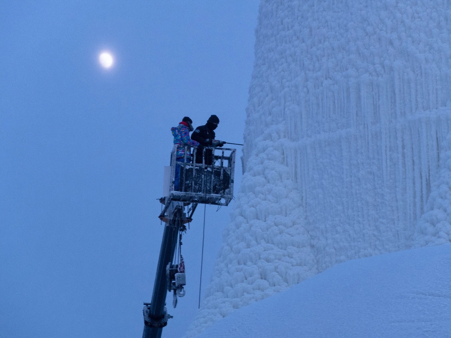 The Flamenco Ice Tower's construction required the team work in -25 °C (-13 °F) local temperatures