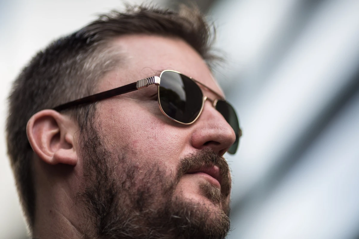 Loz models the Spine Optics frames – but are they making HIM look that good, or vice versa? (Photo: Nick Lavars/Gizmag)