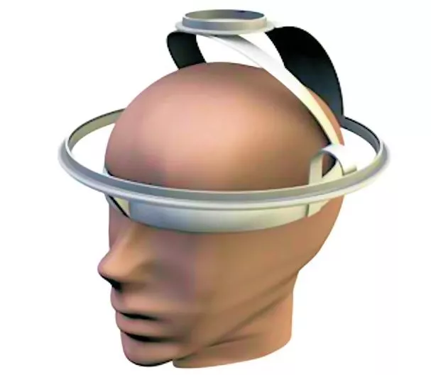 A patient being evaluated by the VEPS brain injury sensor (Image: C. Gonzales via PLOS ONE)