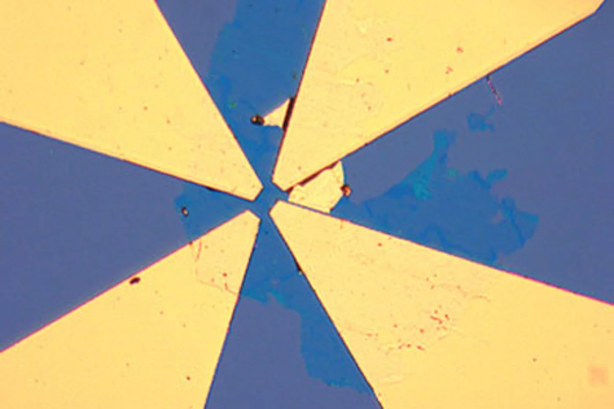 The graphene coating, seen above as a dark blue patch connected to gold contacts, generated 85 nanowatts of power (Image: Rensselaer/Koratkar)