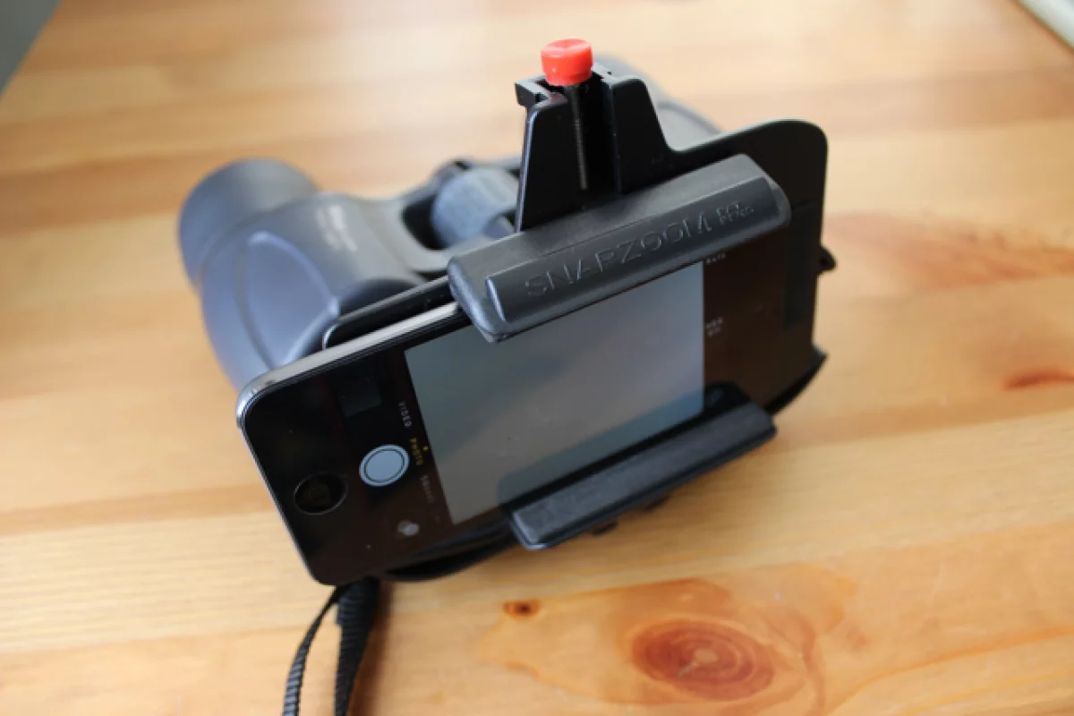 The Snapzoom allows a smartphone to take telephoto snapshots through a set of binoculars