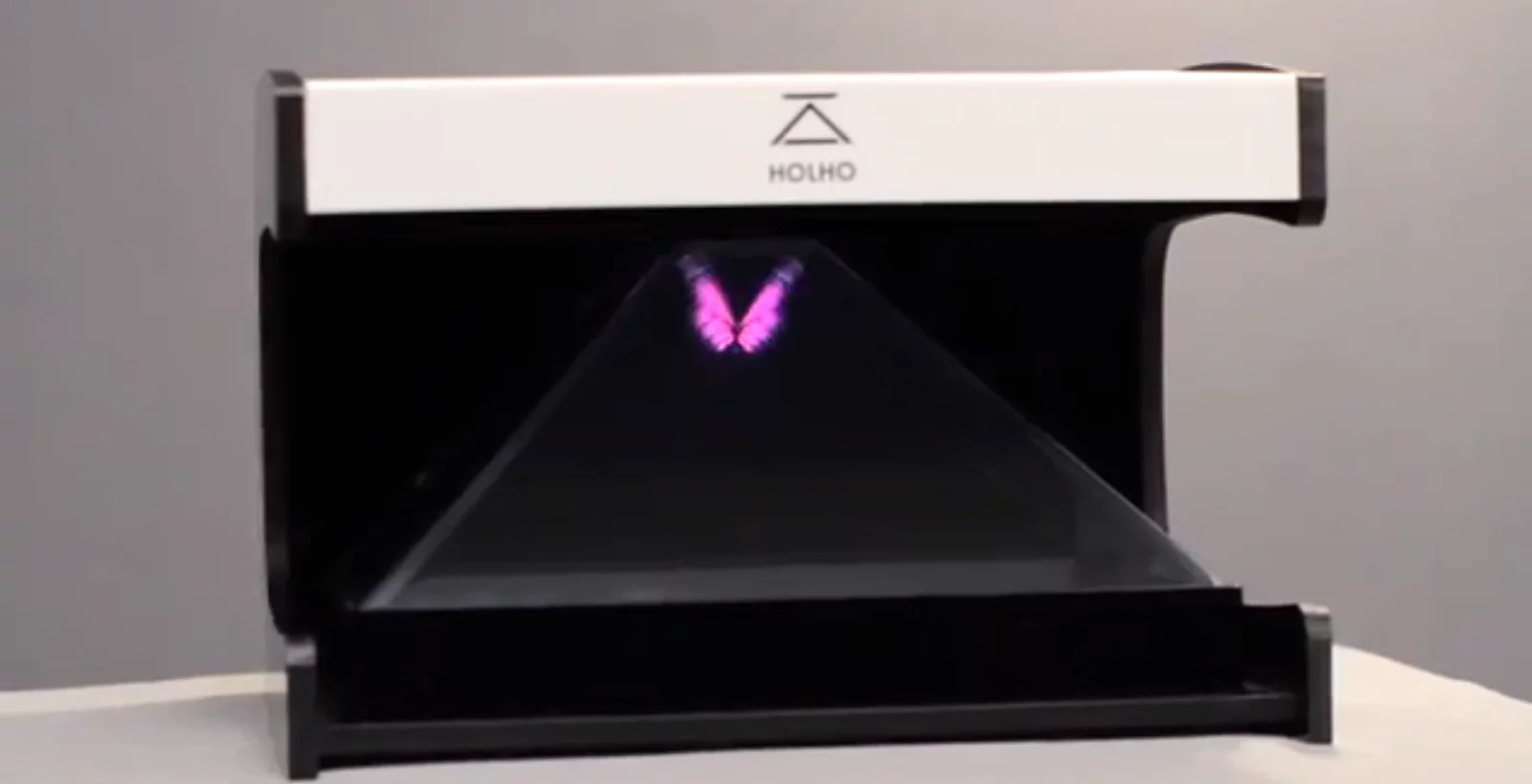 The 3D effect is based on mirrors