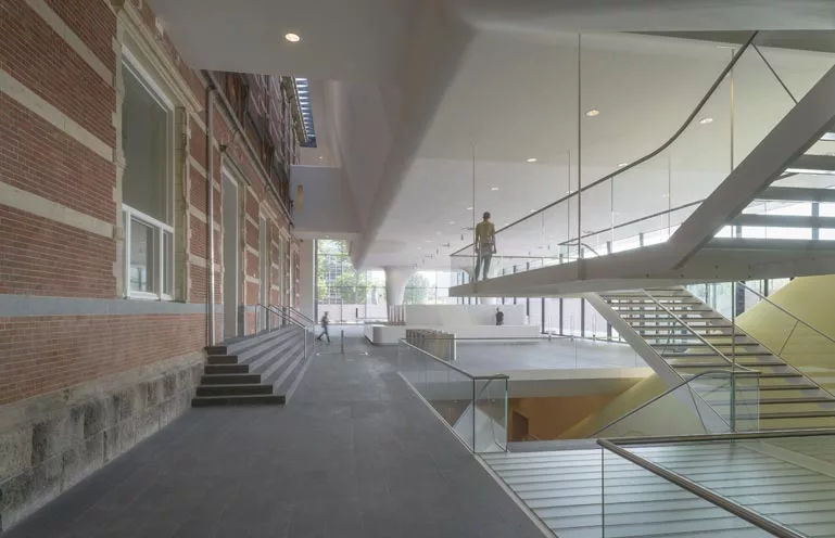 The transition from old to new (Photo: John Lewis Marshall and Jannes Linders)