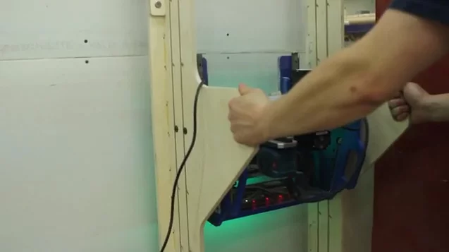 By attaching to the material its working with, Handibot can be used both horizontally and vertically