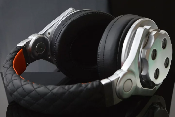 Users can choose open- or closed-back listening by turning the outermost section of each earcup