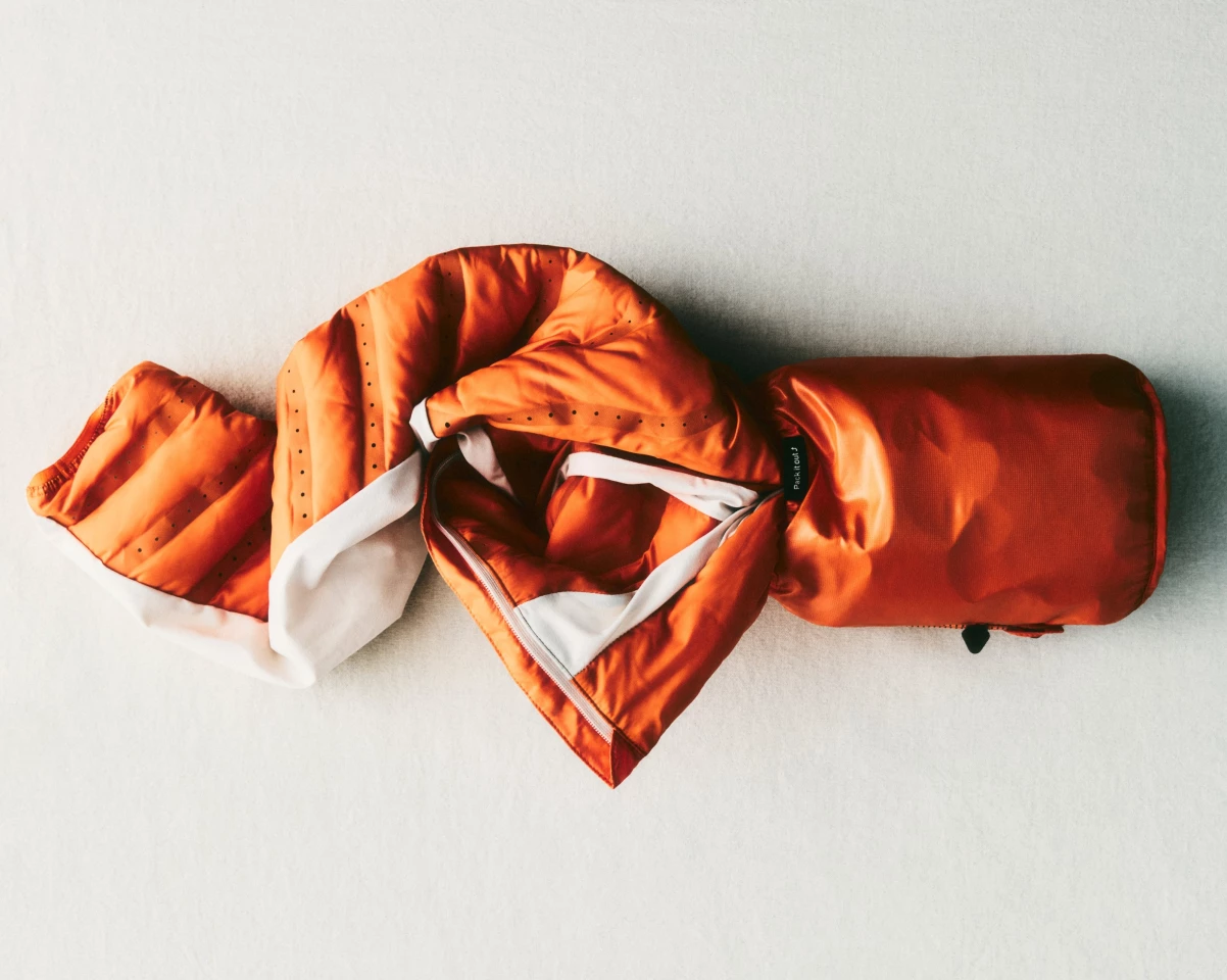 Dengan berat 10 ons (ukuran sedang), Jaket Loft Nike ACG Lava dikemas dalam sakunya sendiri agar muat di satu tangan