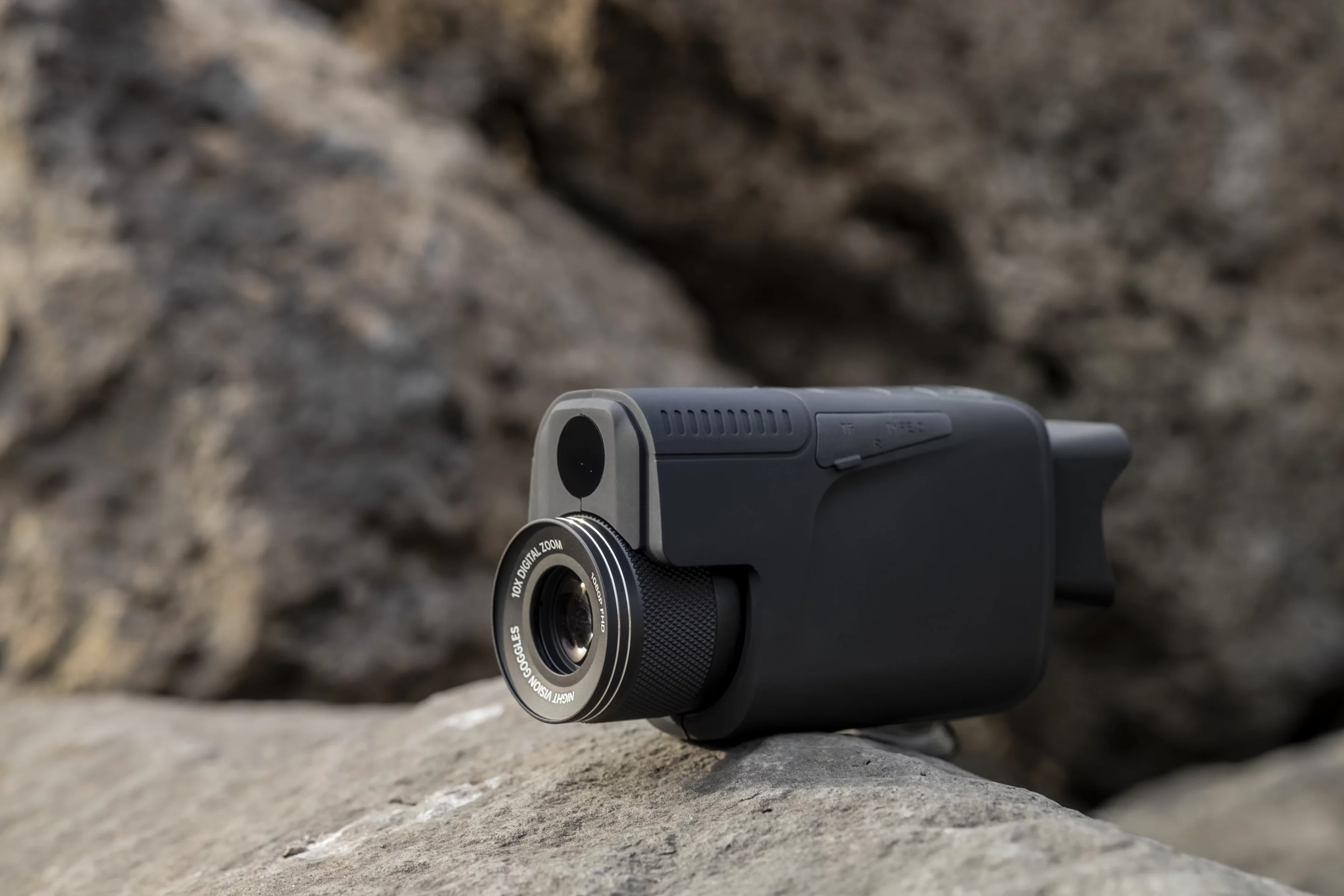 The Duovox Ultra monocular is made for the outdoors, and is made from aluminum alloy and ABS