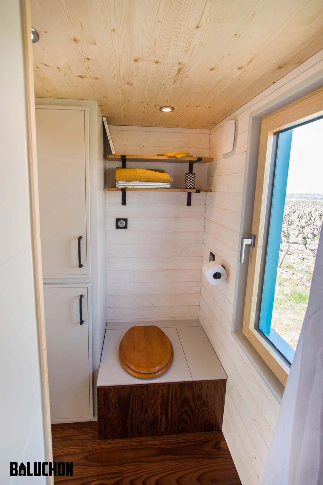 Tiny House Sïana's bathroom has a large window and some storage space