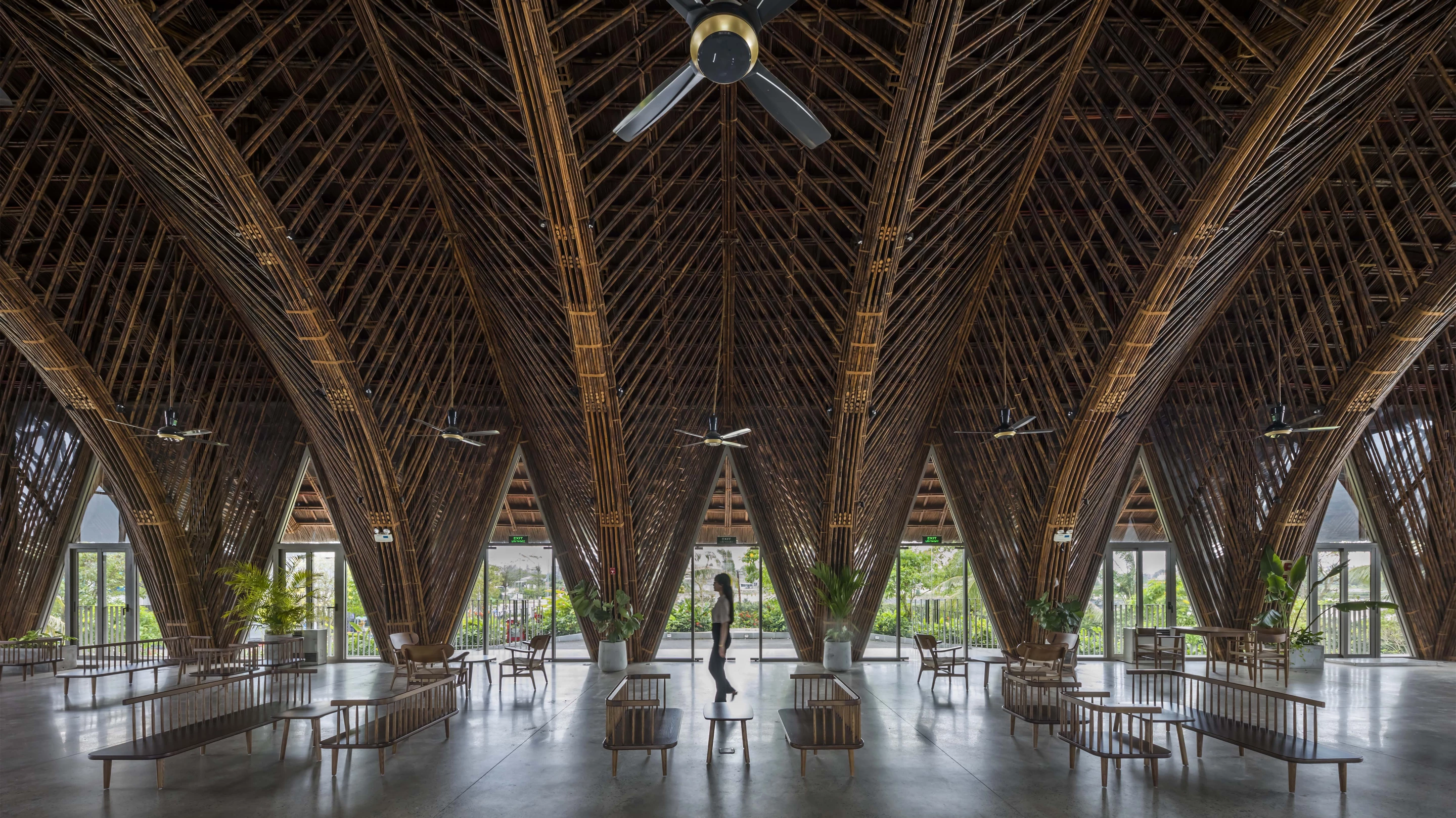Casamia Community House is placed on a concrete plinth and consists of a total of 22 frames of bamboo columns, trusses, and bracing