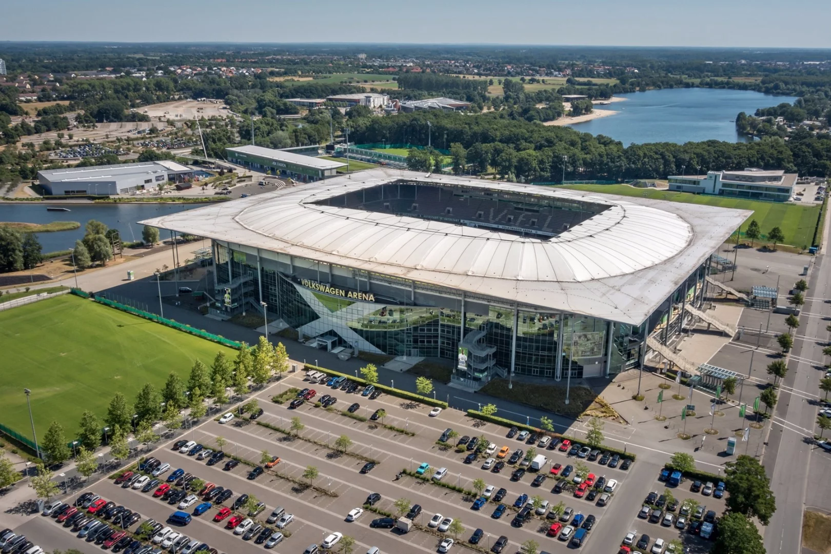 The Philips ArenaVision LED pitch lighting system does not need to be warmed up like conventional pitch lighting and is more efficient