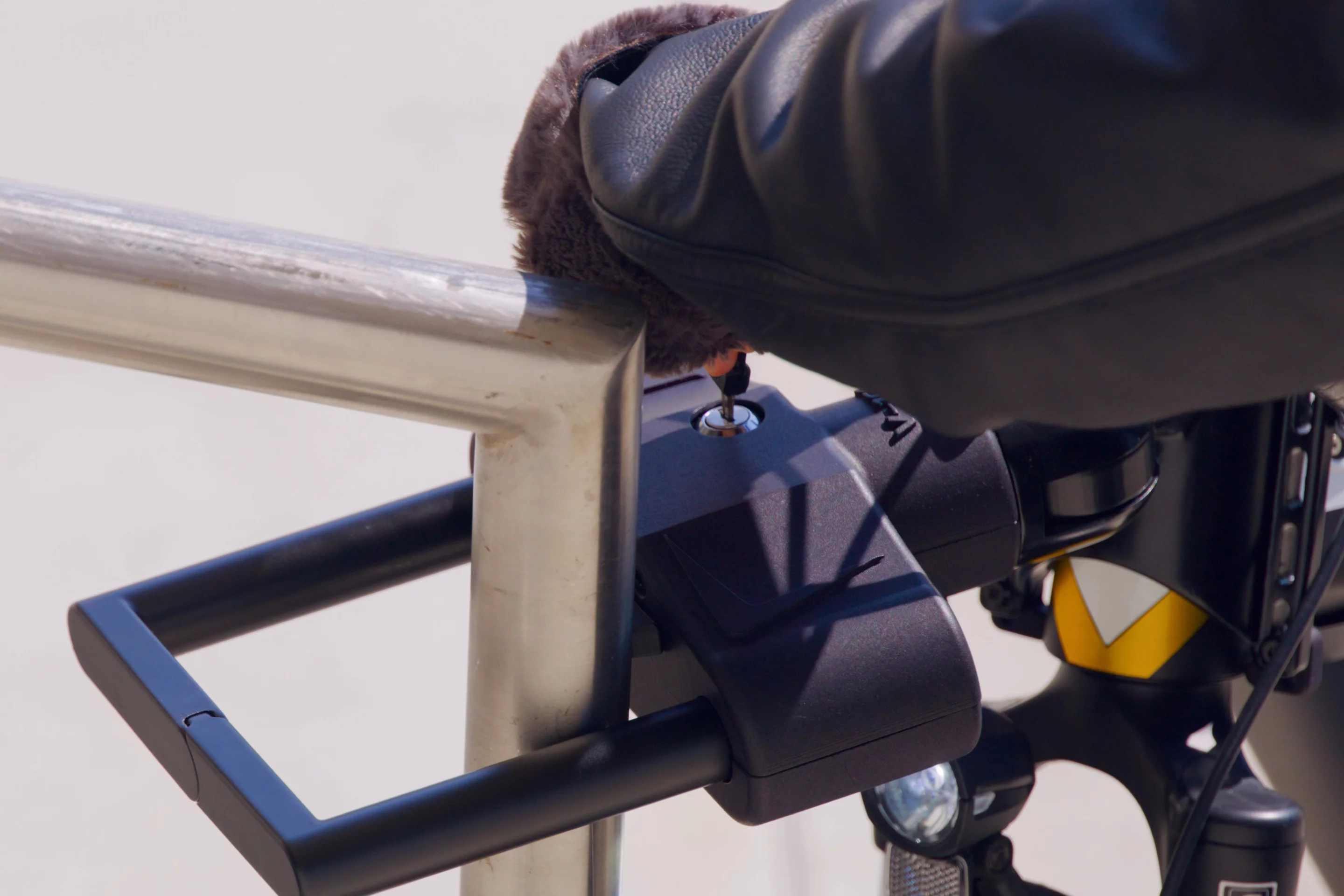 The lock can be tilted as needed simply by loosening its hand nut