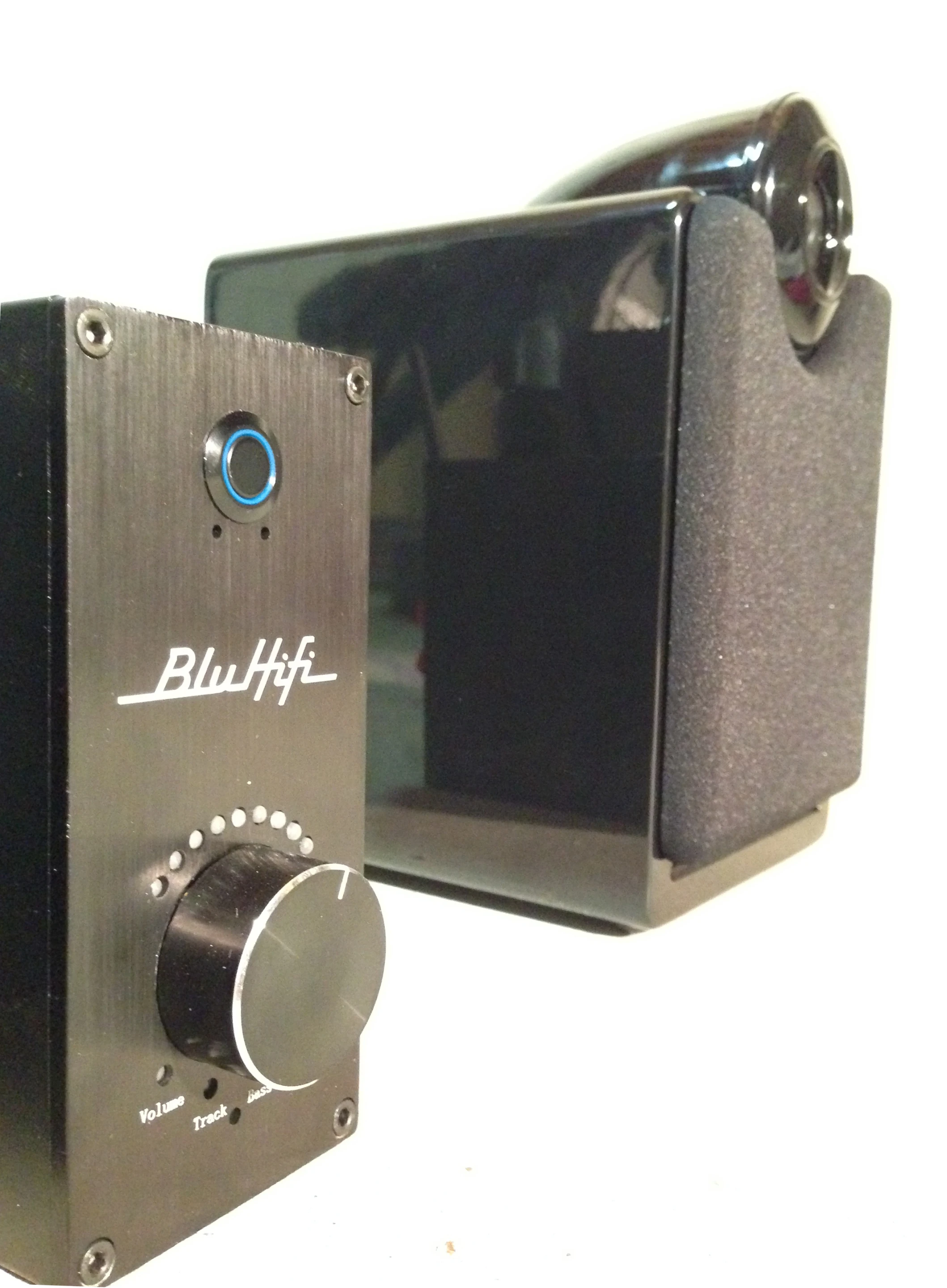 Output volume can be controlled wirelessly via the source device, or on the BluAmp itself