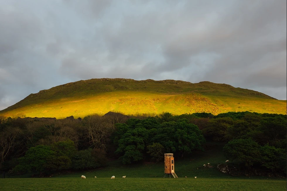 The scaly shingle exterior and claw-like tripod base are evocative of the smoke-breathing beast that, according to legend, once dominated the country’s rugged landscape