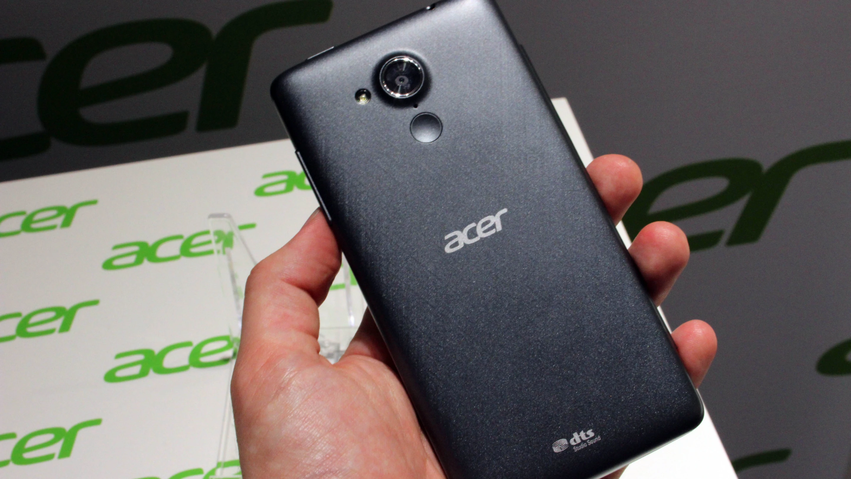 It also features the Acer Bright Magic system, which simultaneously enhances brightness and reduces noise in low-light photos