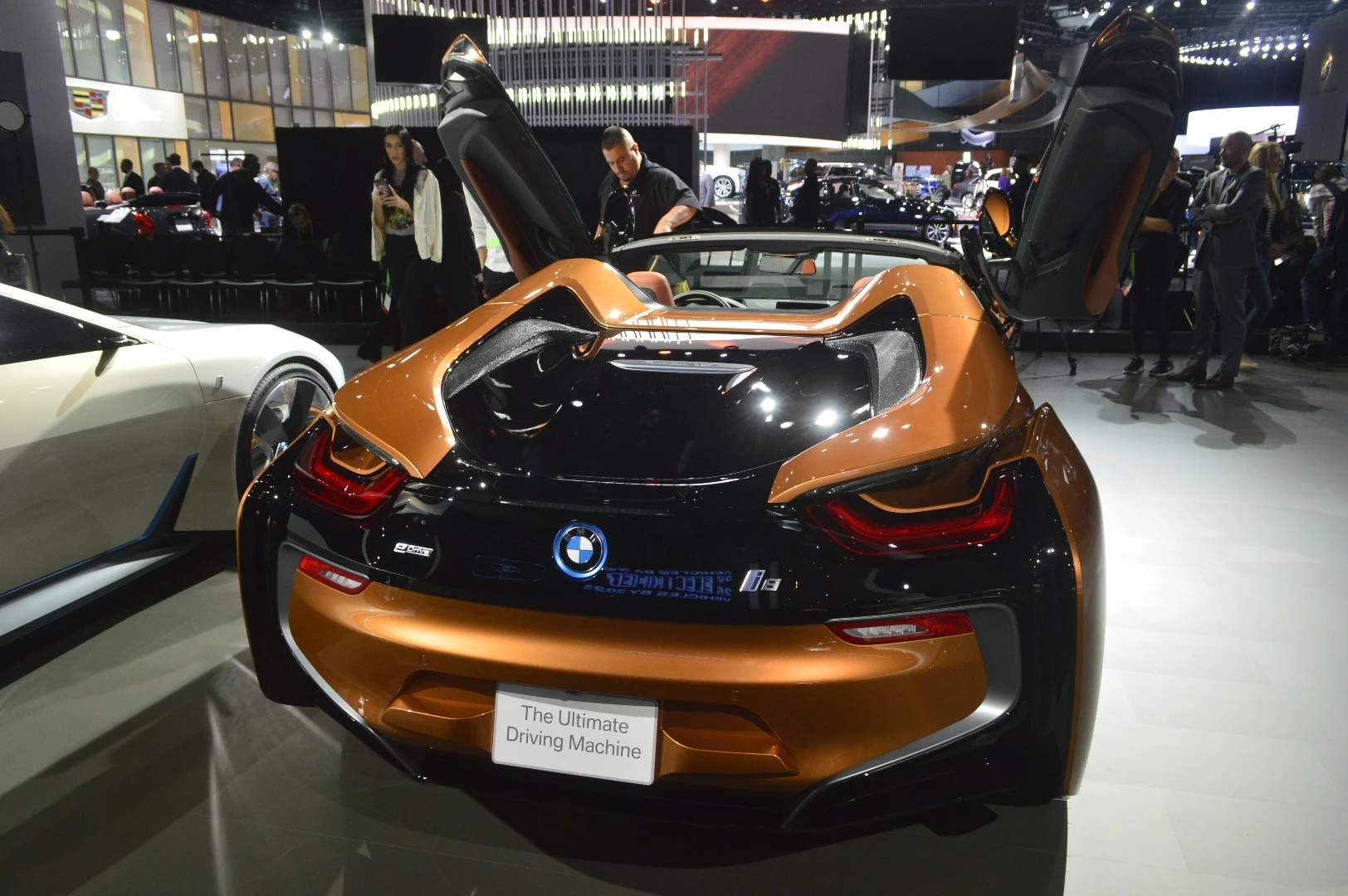 Located in the car’s underbody, underneath the passenger cabin, the 34 Ah battery pack provides the i8 with a low center of gravity