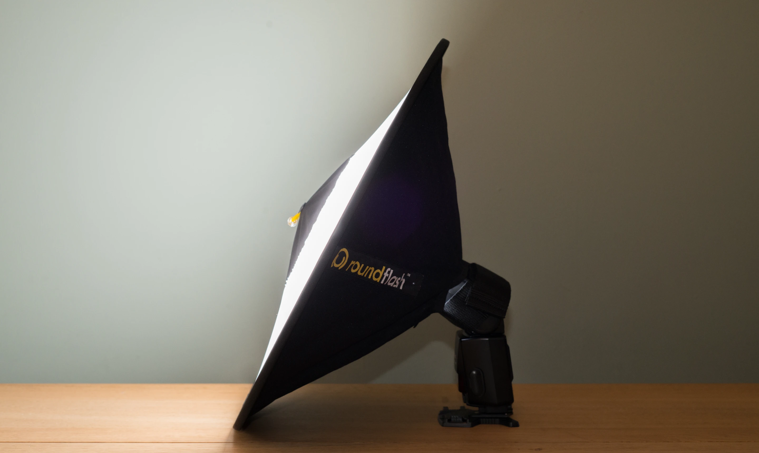 The RoundFlash Dish attaches directly to a flash using a built-in velcro strap (Photo: Simon Crisp/Gizmag.com)