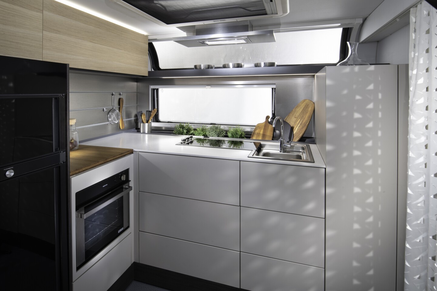 The L-shaped kitchen of the Astella 704 HP