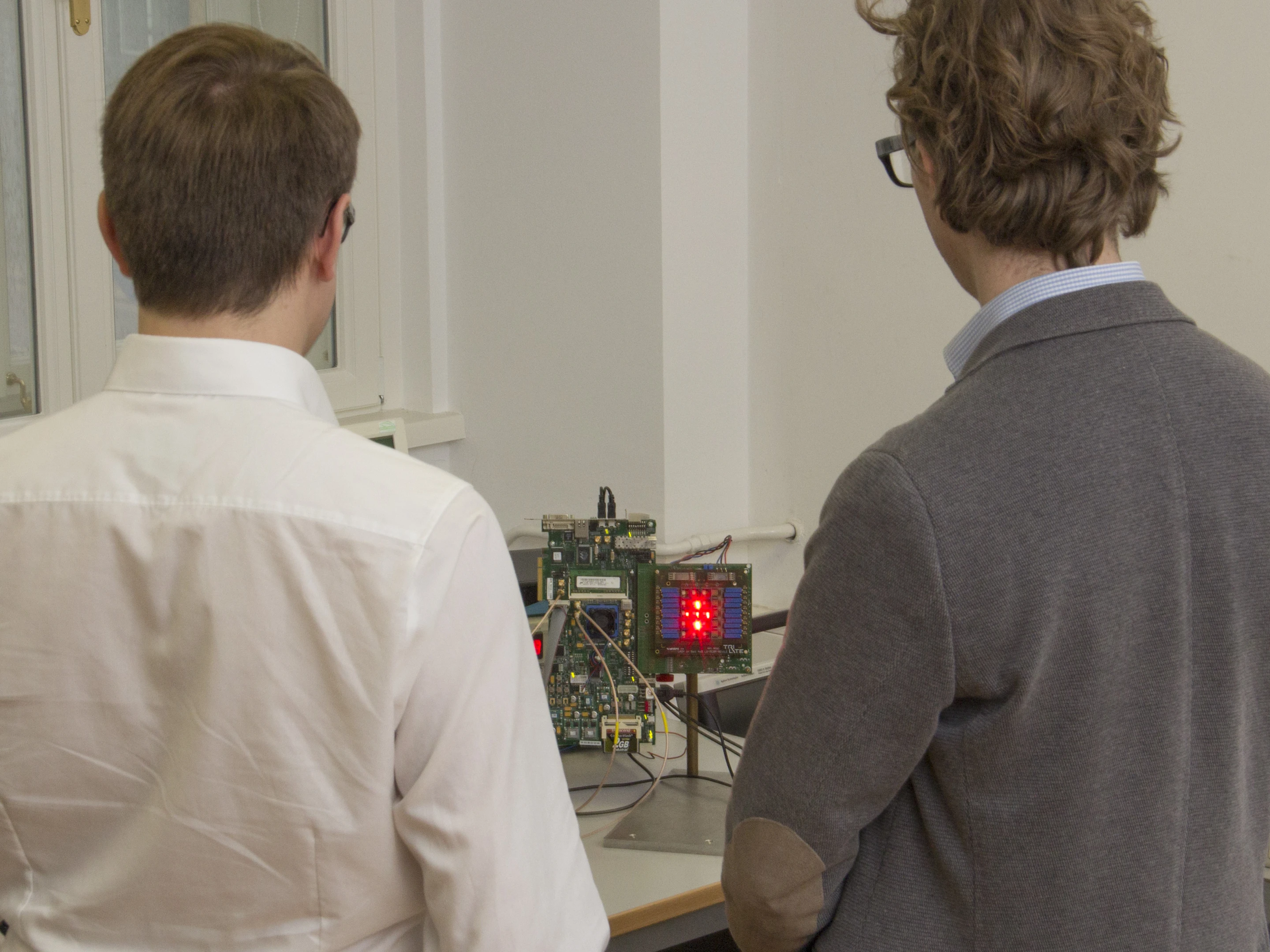 The prototype 3D projection system being tested (Photo: TU Vienna)