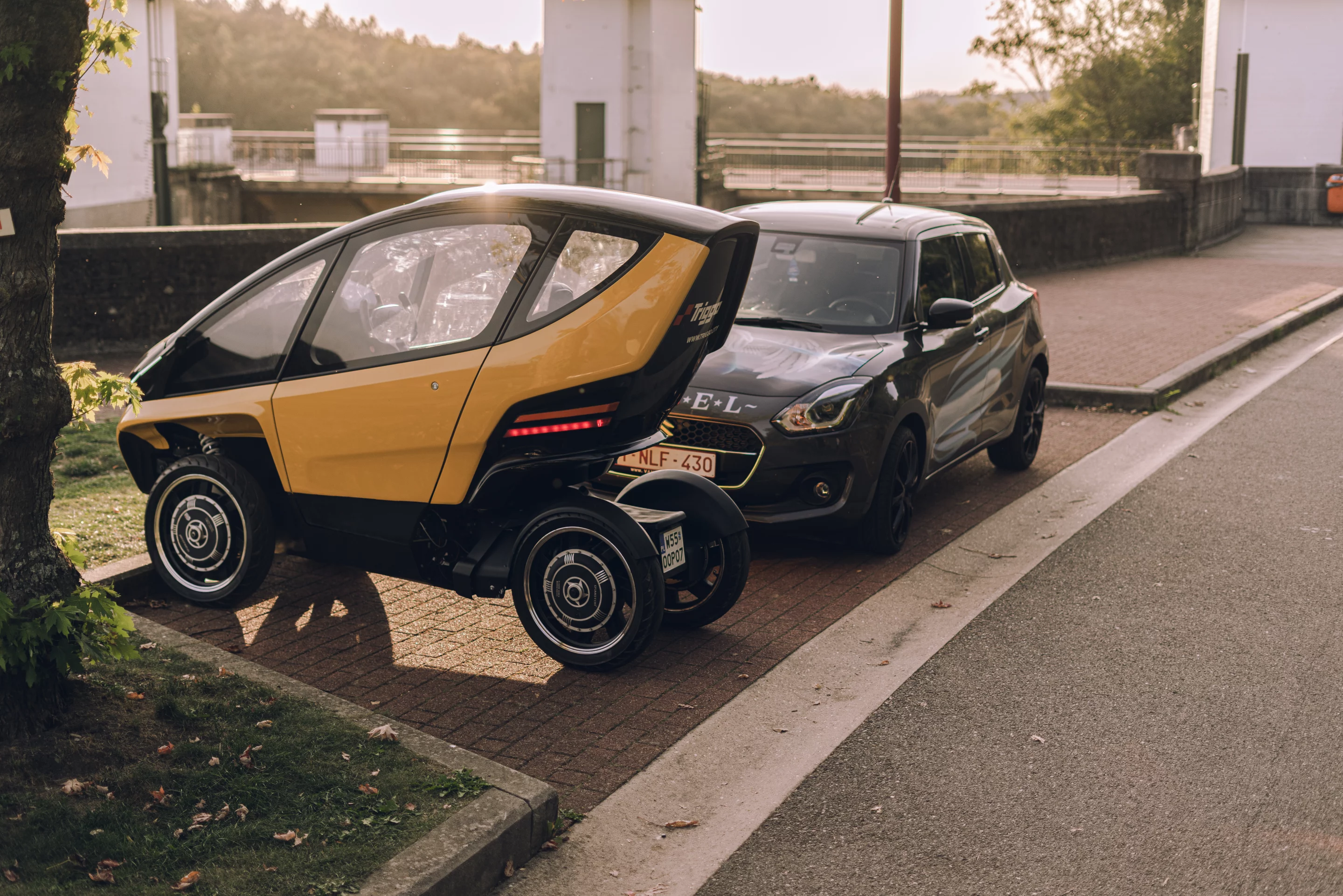 The front wheels can be pulled in for parking in tight spots