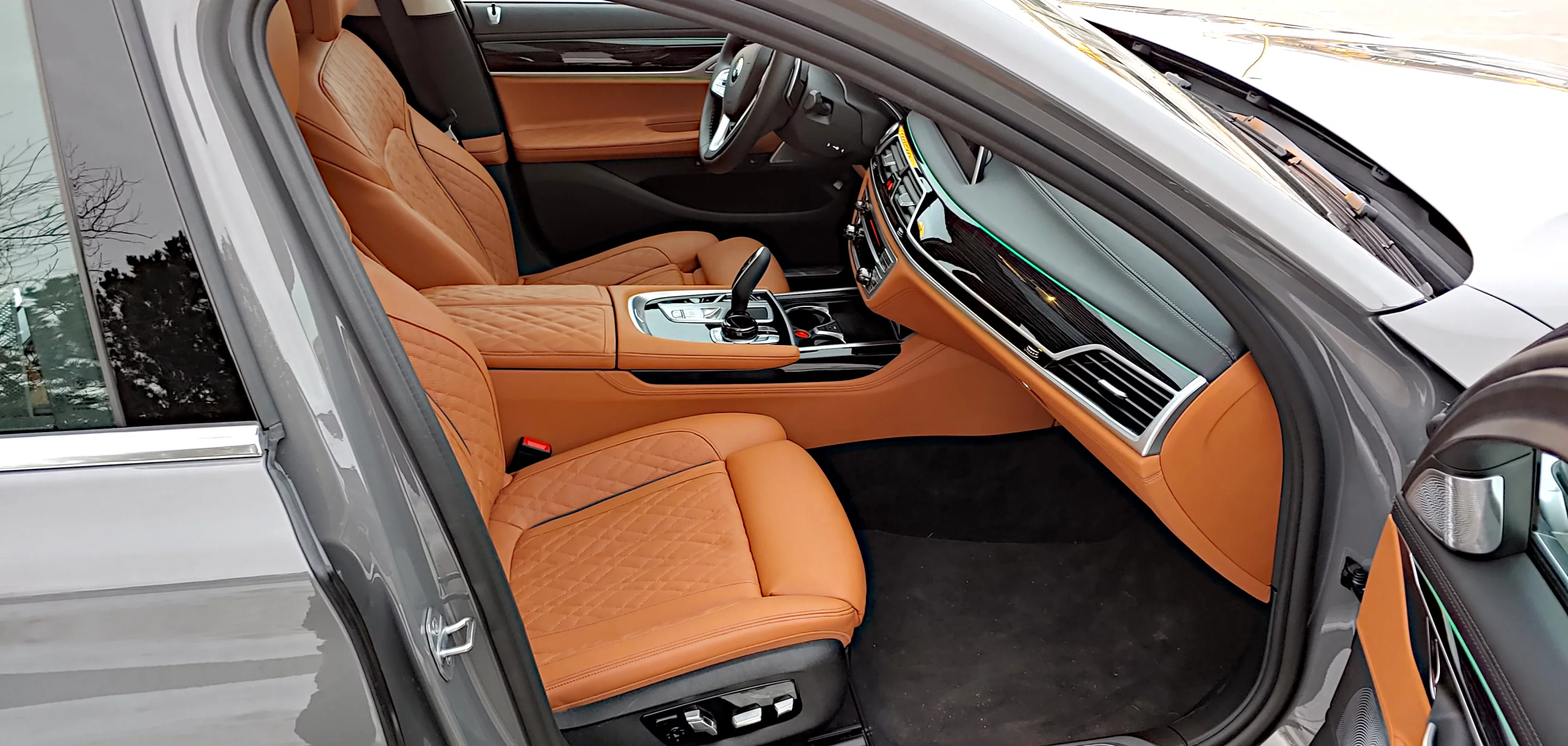 The front passenger in the 2020 BMW 750i gets similar treatment to the driver, with quilted leather and a raised, beautiful dashboard