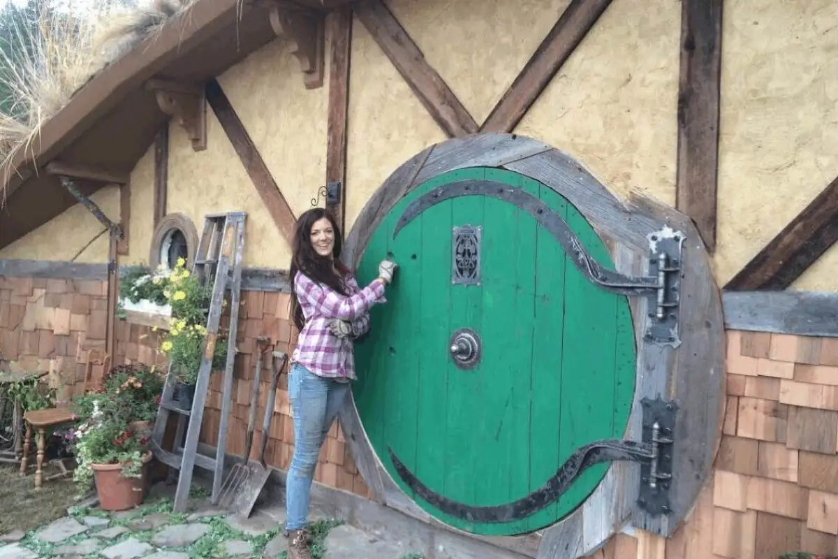 The Hobbit Home is located in Chelan, Washington, and has a total floorspace of 288 sq ft (26.7 sq m)
