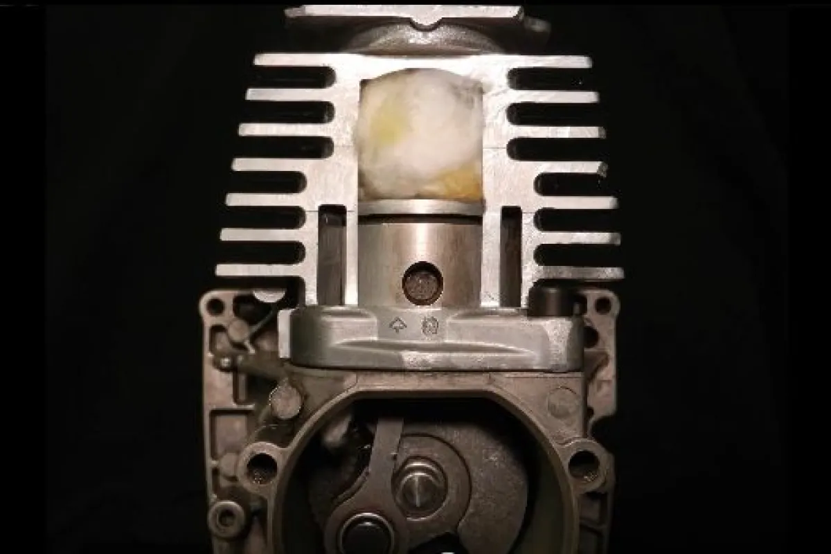 A cut-away view of the prototype HydroICE engine, with cotton batten indicating how steam would be used to drive the piston down
