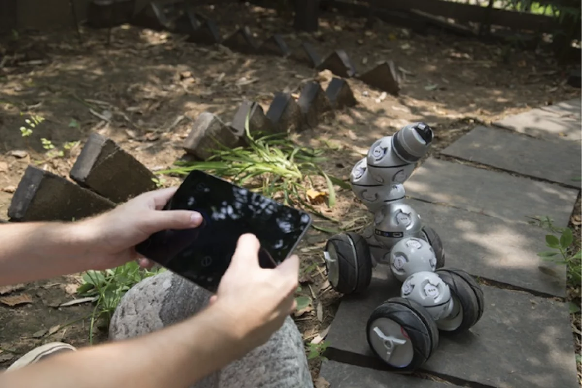 The CellRobot is a modular robot kit, which can be built into various vehicles, tools and toys