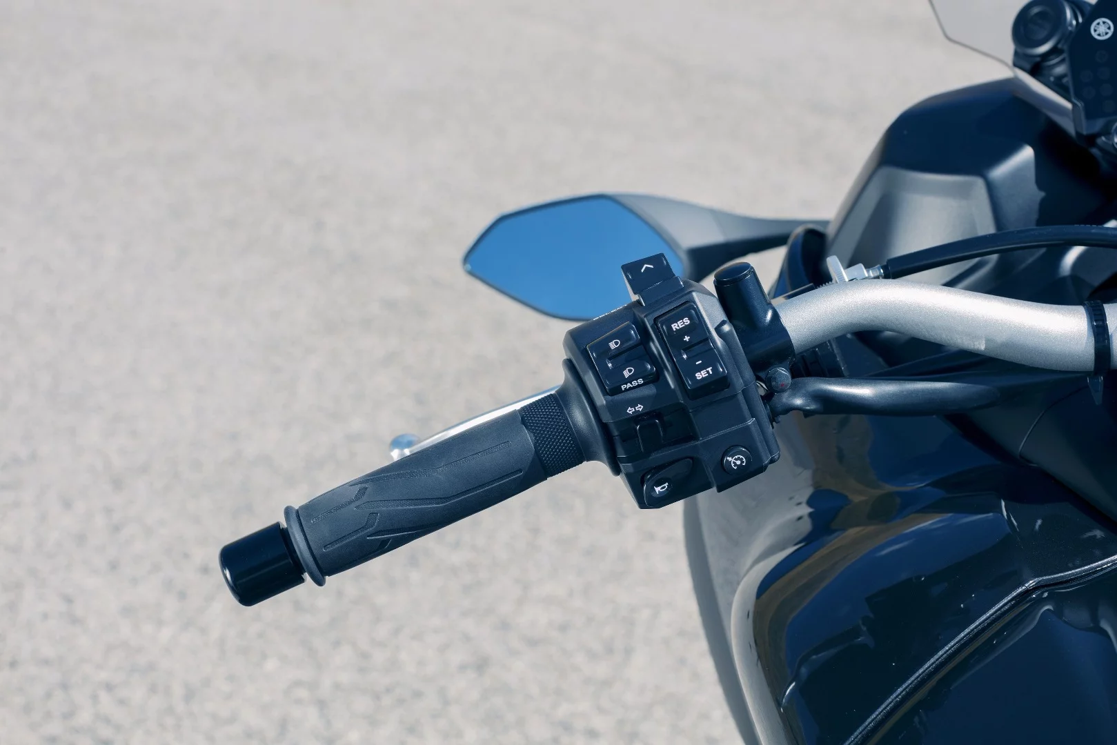 2018 Yamaha Niken: left switchgear and handlebar