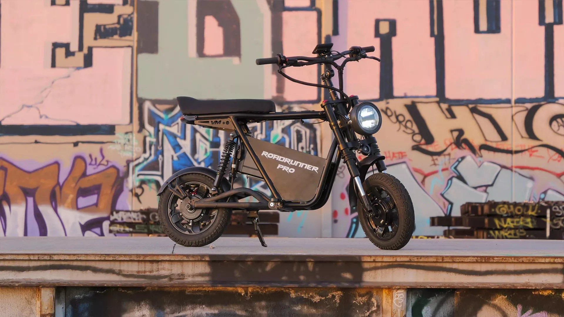 An 1,800-Wh battery pack offers up to 50 miles of per-charge e-scooting and can be removed for charging indoors