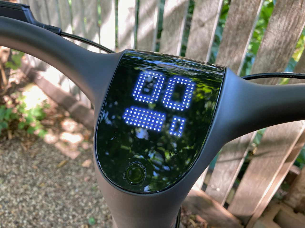 The Urtopia's LED screen is easily readable in even in bright sunlight