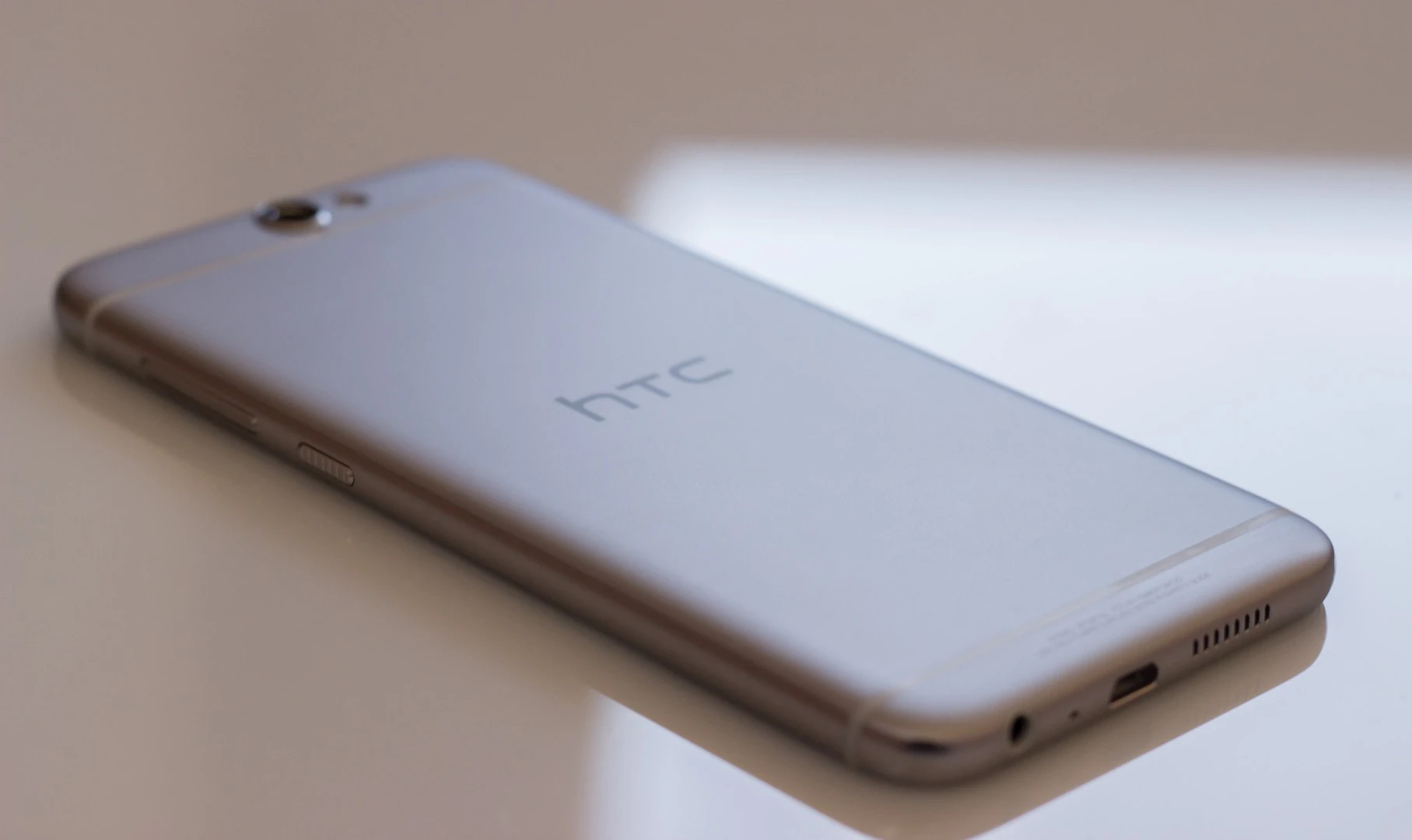 The One A9's design is premium and striking, but looks suspiciously like the latest iPhones