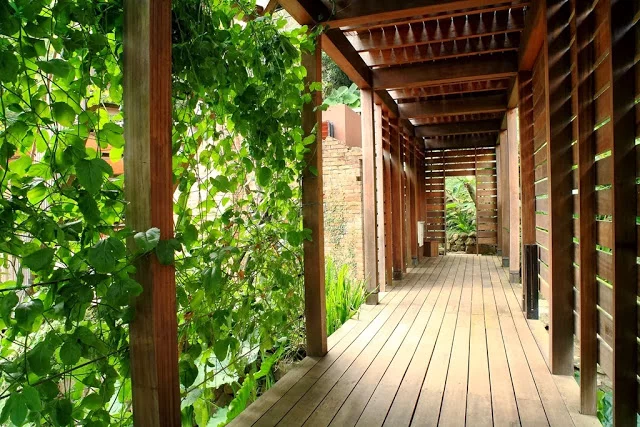 Walkway beneath the upper deck (photo: AdDa Zei/Casagrande Laboratory)