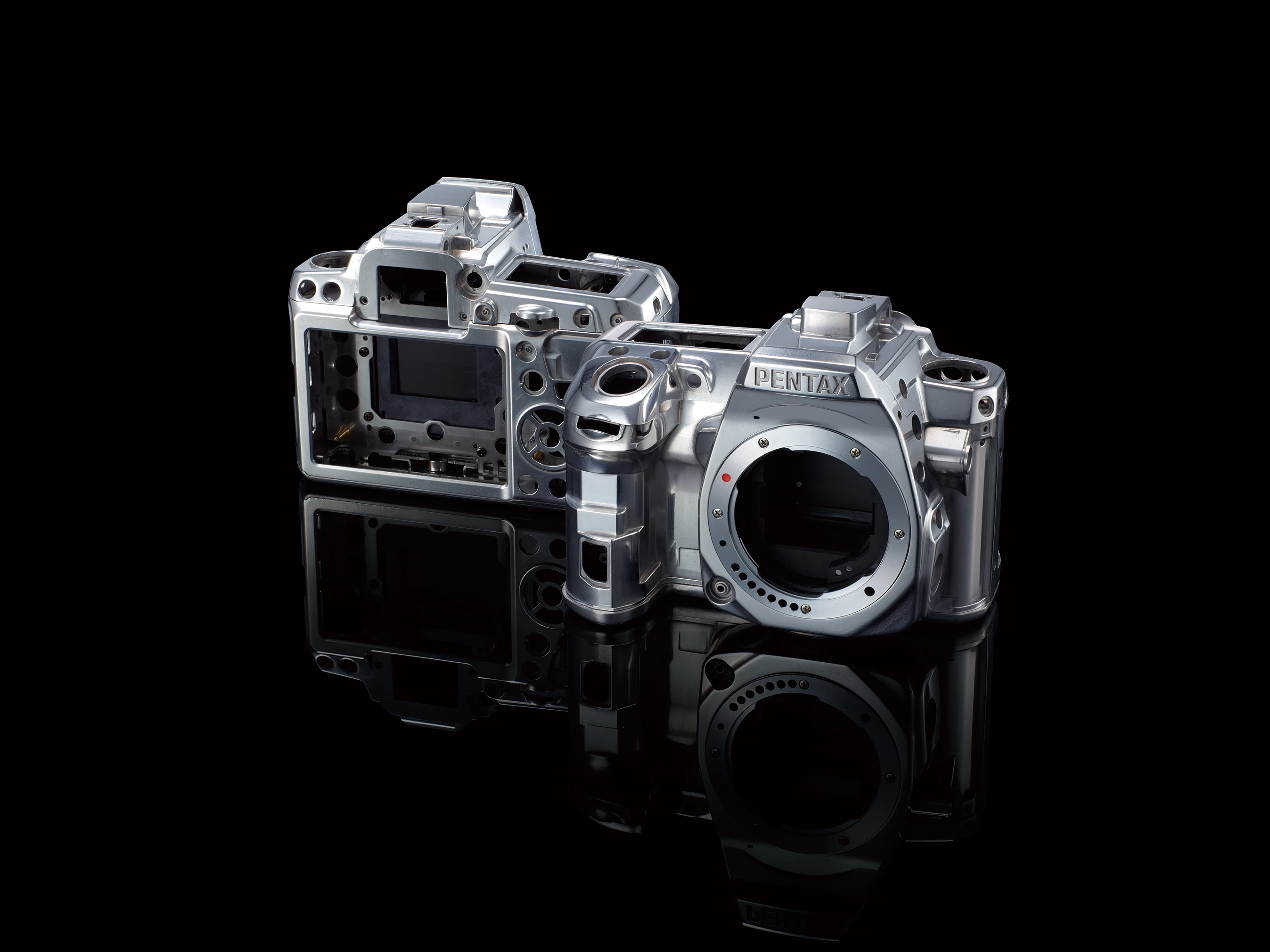 The K-3 features a dustproof and weather-resistant magnesium-alloy shell over metal casing