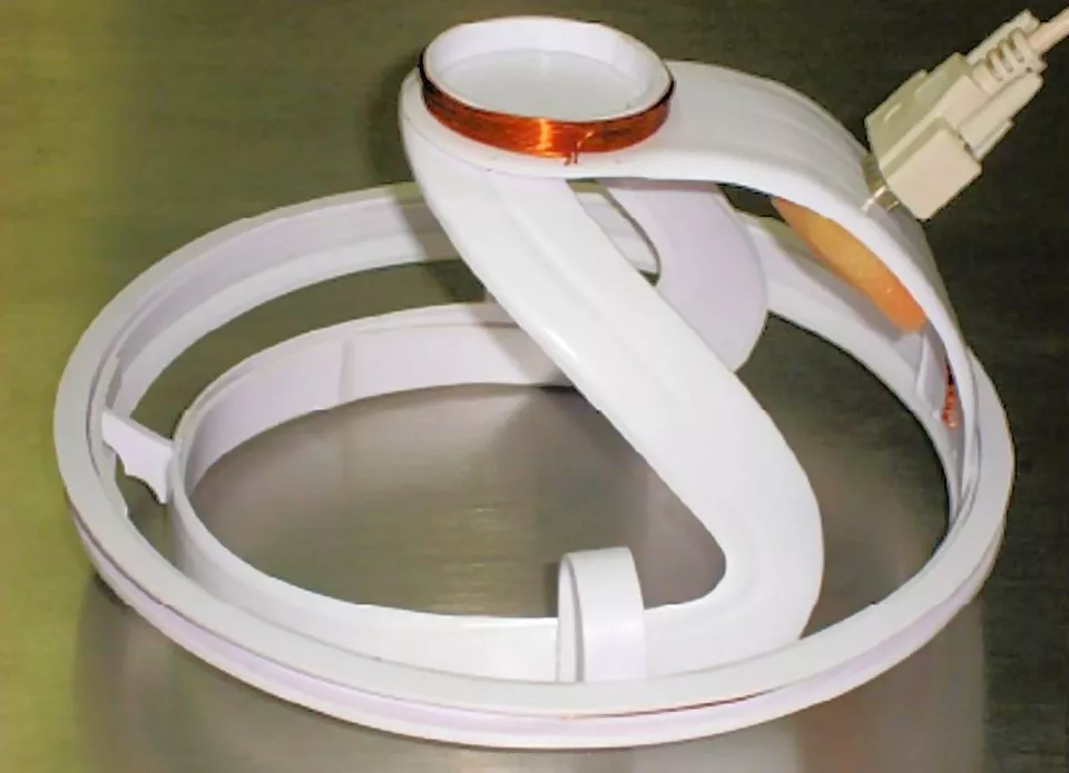 A patient being evaluated by the VEPS brain injury sensor (Image: C. Gonzales via PLOS ONE)
