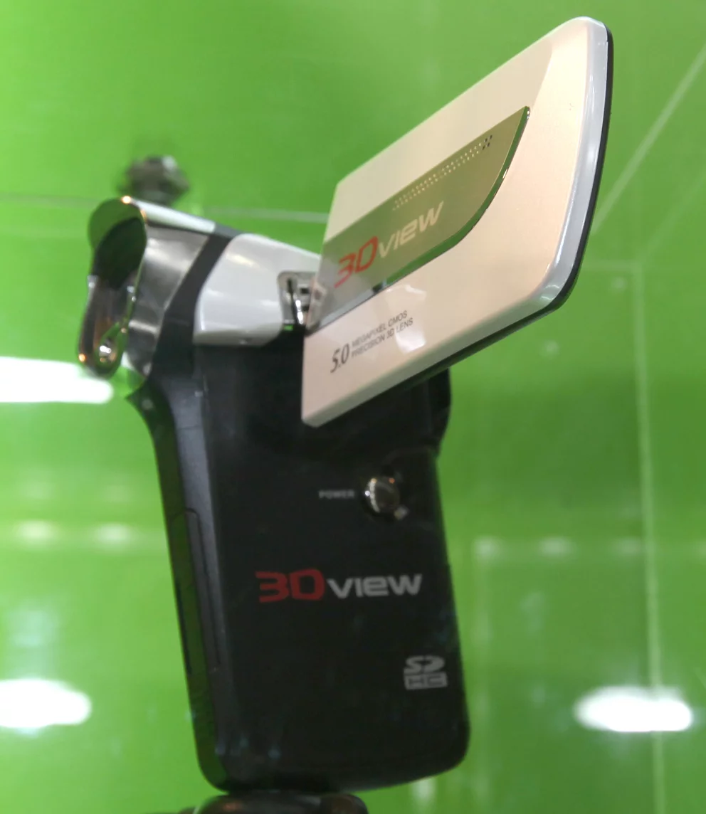 The DXG DVX-5D7 3D camcorder